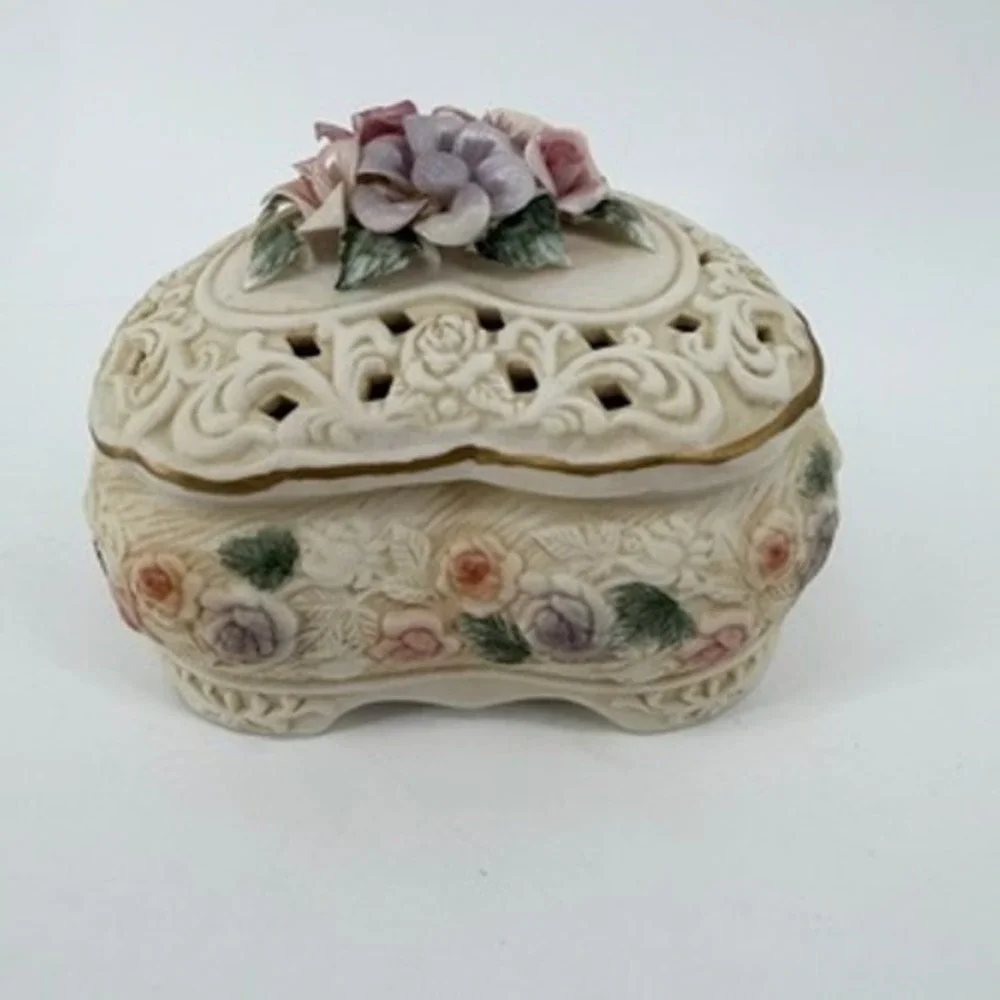 Vintage Style Heart Shaped Ceramic Floral Trinket Box Lattice Lid Gold Trim